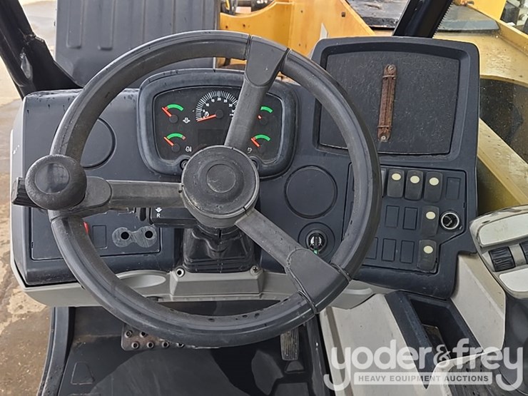 2015-caterpillar-tl1055d-image-56