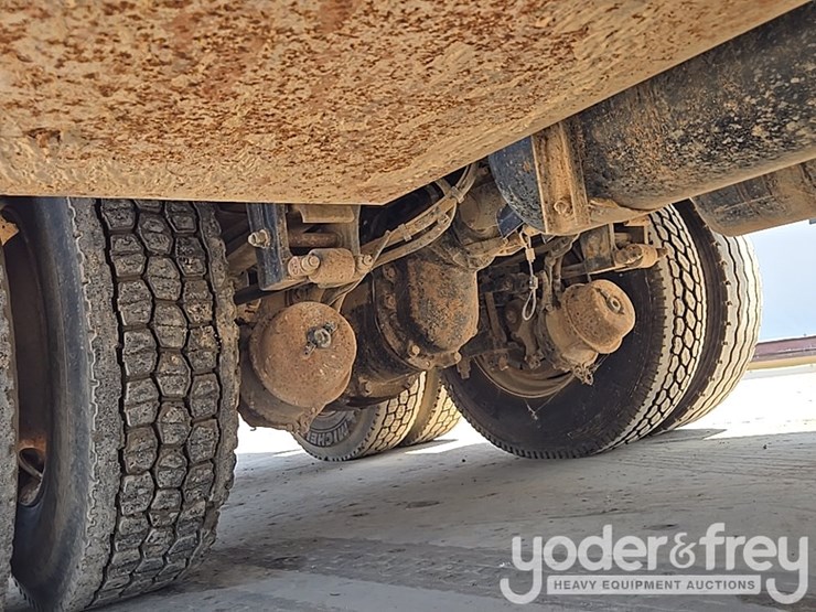 2012-peterbilt-348-image-22