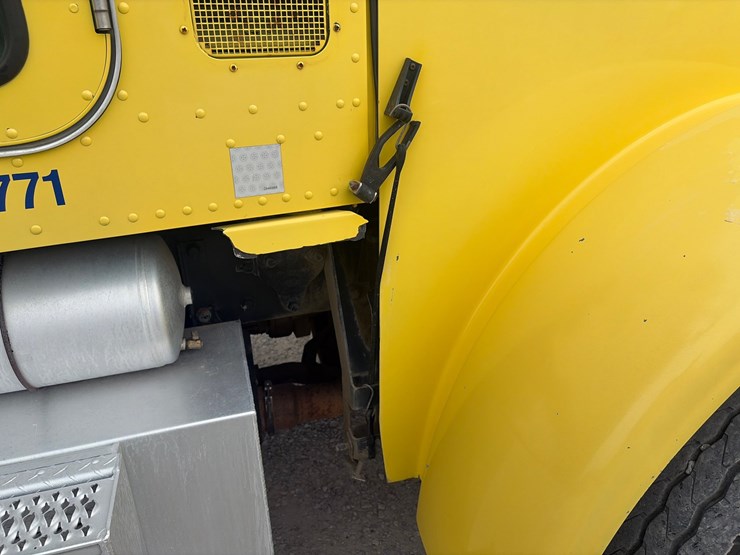 2011-peterbilt-367-image-18
