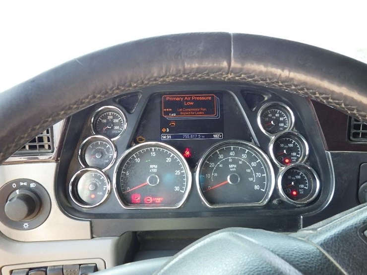 2015-peterbilt-579-image-28