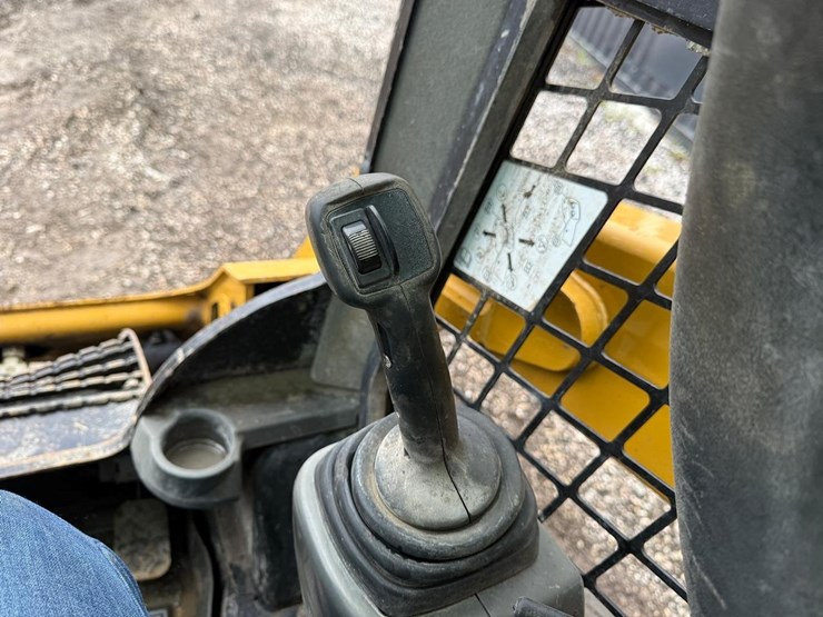 2016-caterpillar-259d-image-21