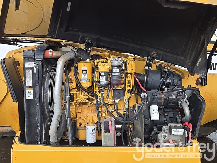 2015-caterpillar-tl1055d-image-37