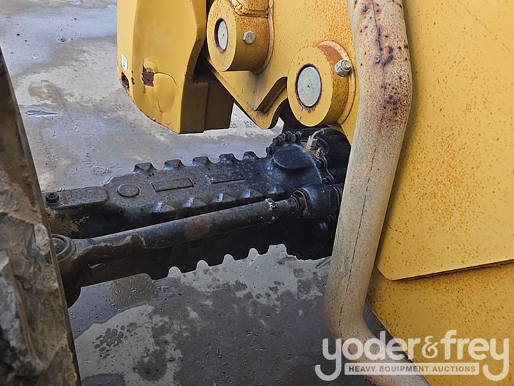 2015-caterpillar-tl1055d-image-34