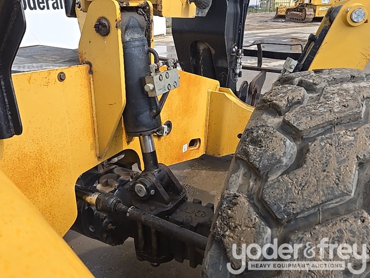 2015-caterpillar-tl1055d-image-26