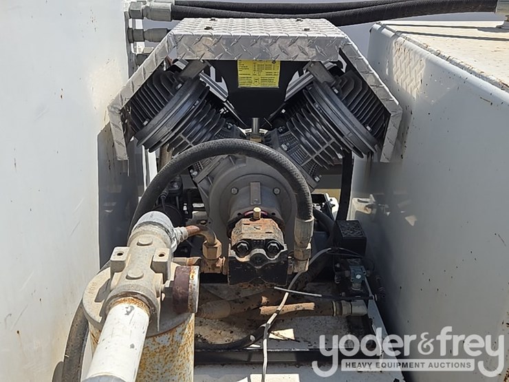 2012-peterbilt-348-image-42