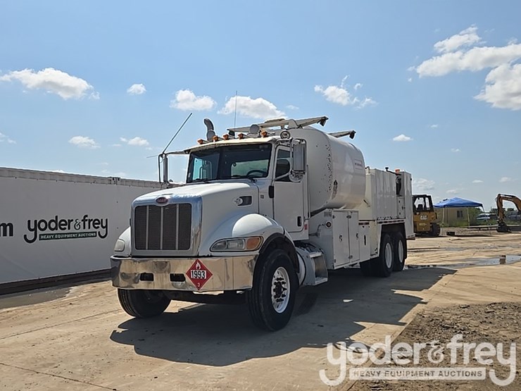2012-peterbilt-348-image-2