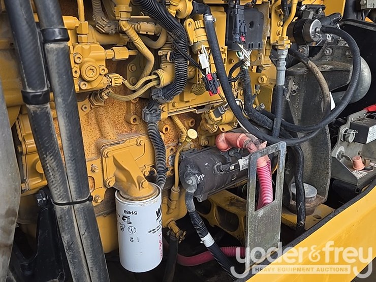 2015-caterpillar-tl1055d-image-46