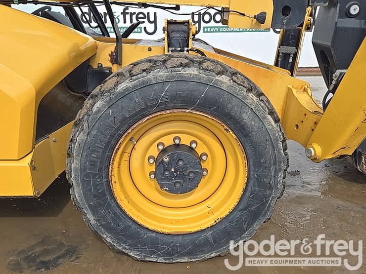 2015-caterpillar-tl1055d-image-11