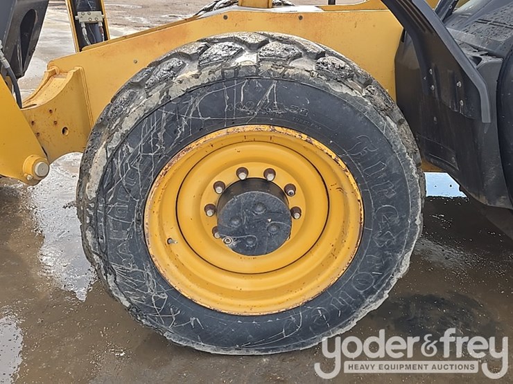 2015-caterpillar-tl1055d-image-9