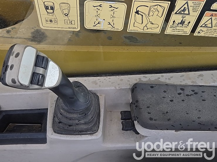 2015-caterpillar-tl1055d-image-54