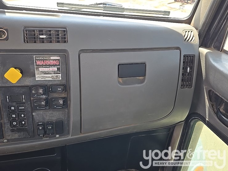 2012-peterbilt-348-image-76