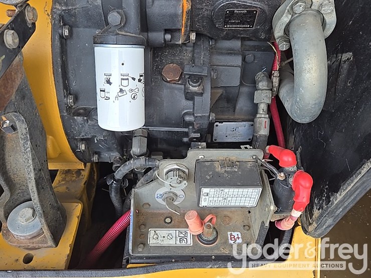 2015-caterpillar-tl1055d-image-45