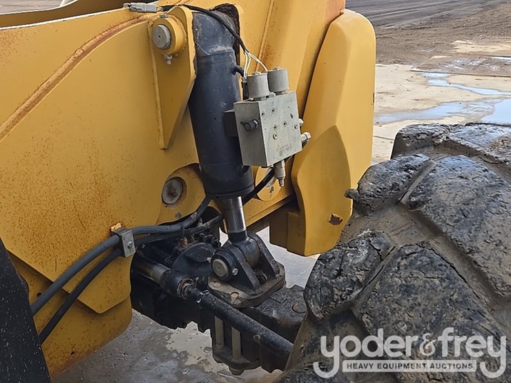 2015-caterpillar-tl1055d-image-28