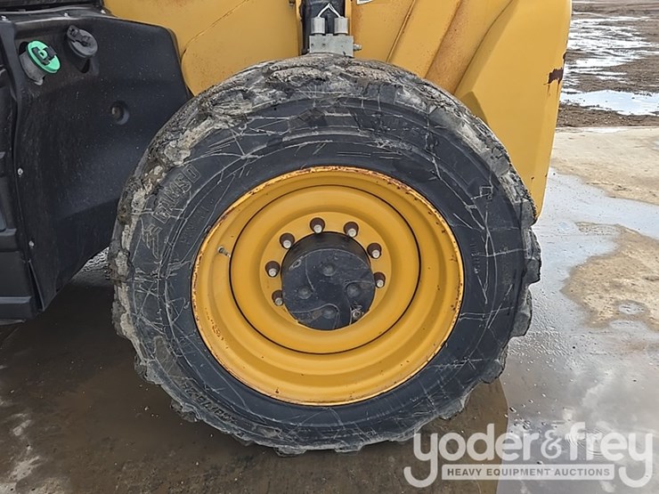 2015-caterpillar-tl1055d-image-10
