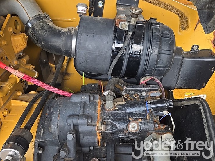2015-caterpillar-tl1055d-image-43