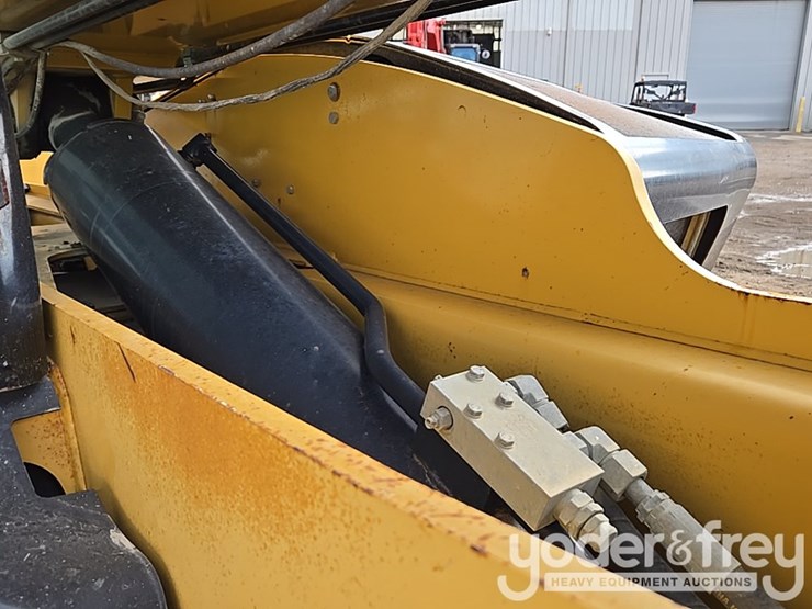 2015-caterpillar-tl1055d-image-30