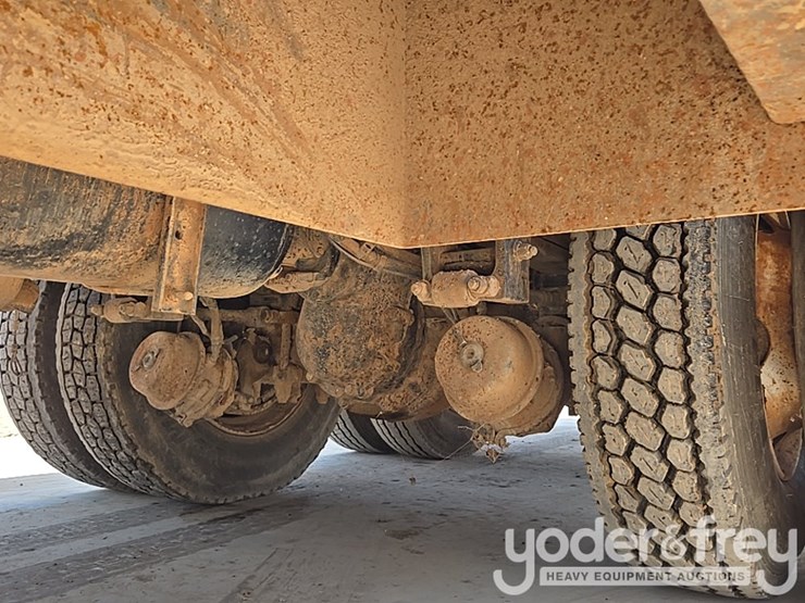 2012-peterbilt-348-image-17