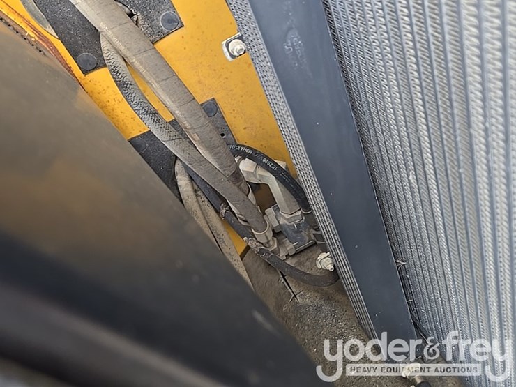 2015-caterpillar-tl1055d-image-39