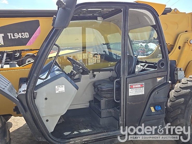 2016-caterpillar-tl943d-image-34