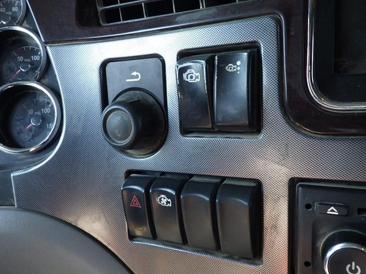 2015-peterbilt-579-image-40