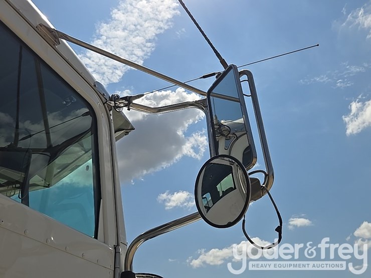 2012-peterbilt-348-image-69