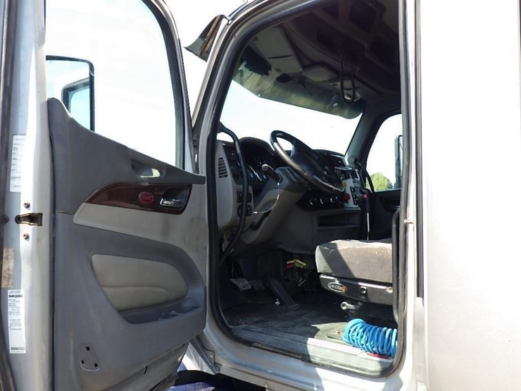 2015-peterbilt-579-image-25