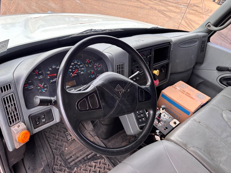 international-7400-image-12