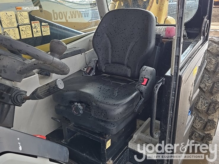 2015-caterpillar-tl1055d-image-52
