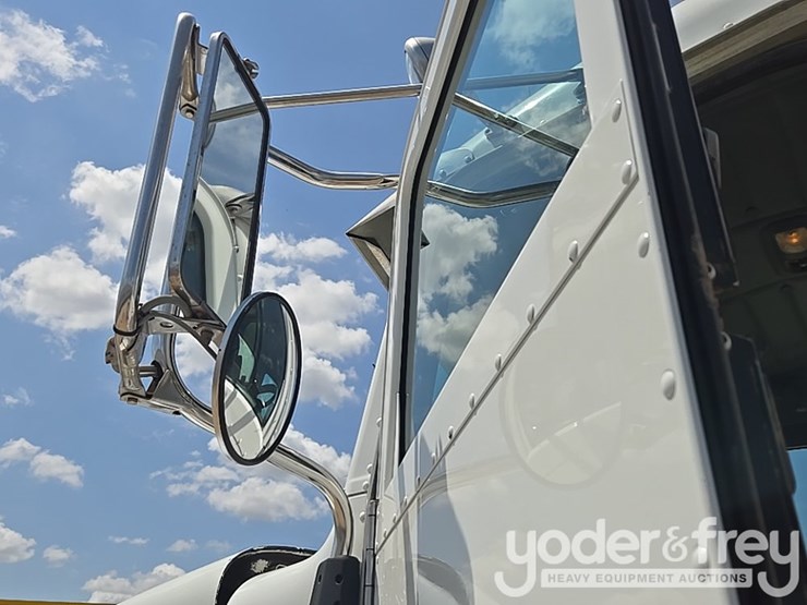 2012-peterbilt-348-image-68