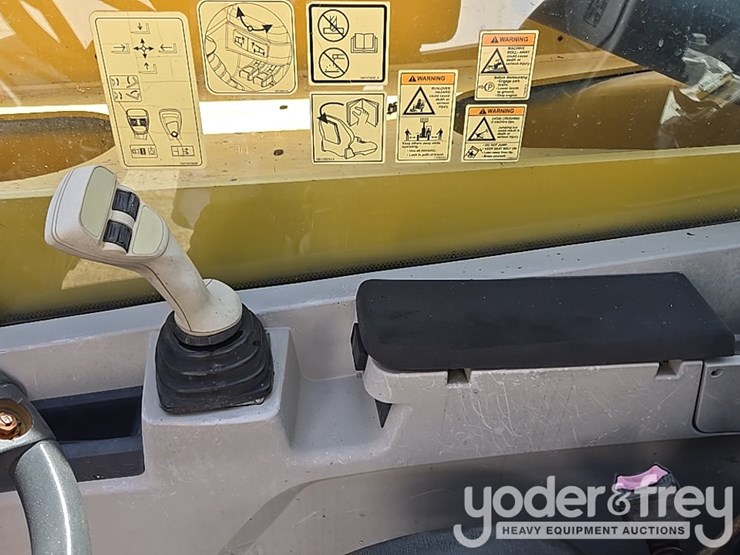 2016-caterpillar-tl943d-image-38