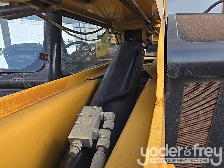 2015-caterpillar-tl1055d-image-31