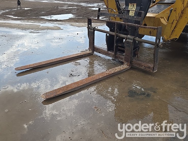 2015-caterpillar-tl1055d-image-13