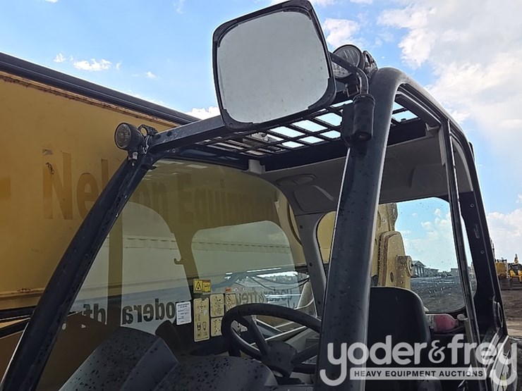 2015-caterpillar-tl1055d-image-48