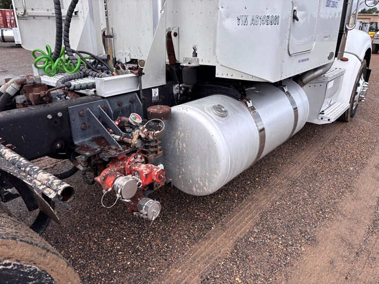 2010-peterbilt-386-image-9