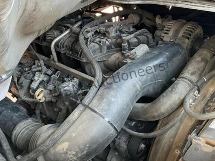 2015-isuzu-npr-image-12