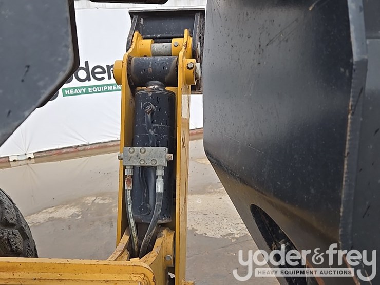 2015-caterpillar-tl1055d-image-20