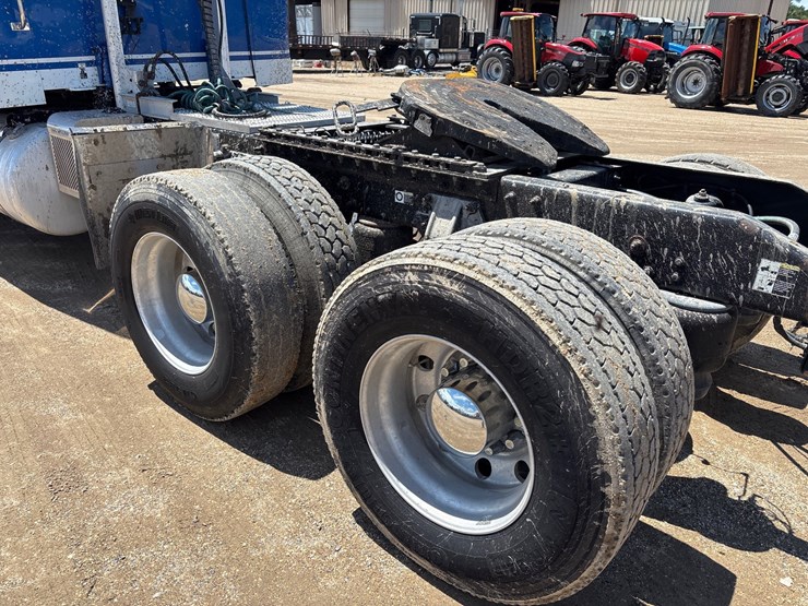 2010-peterbilt-386-image-5