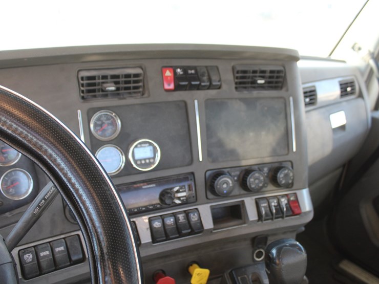 2015-kenworth-t880-image-11