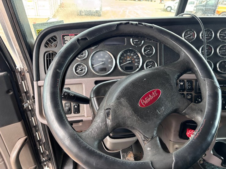 2010-peterbilt-386-image-18