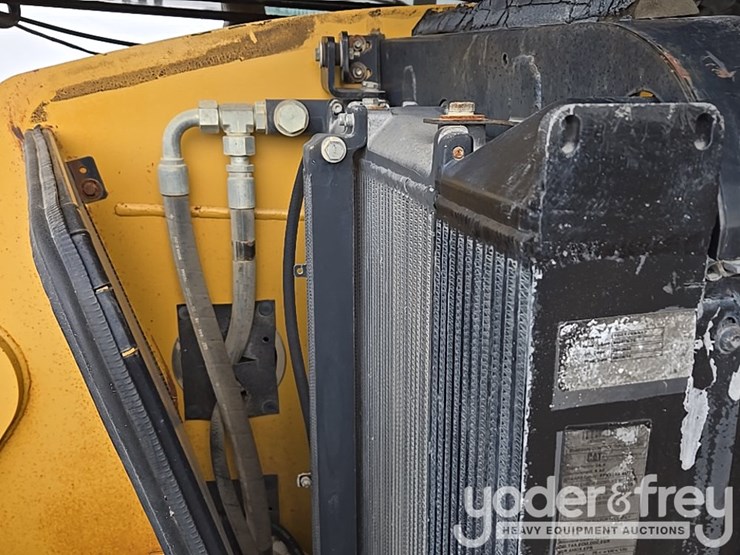 2015-caterpillar-tl1055d-image-38