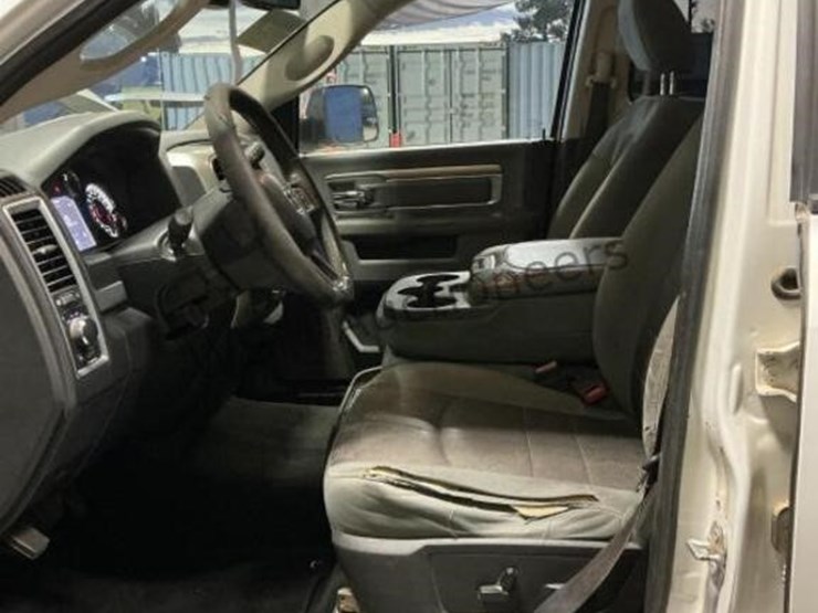 2016-dodge-3500-image-21