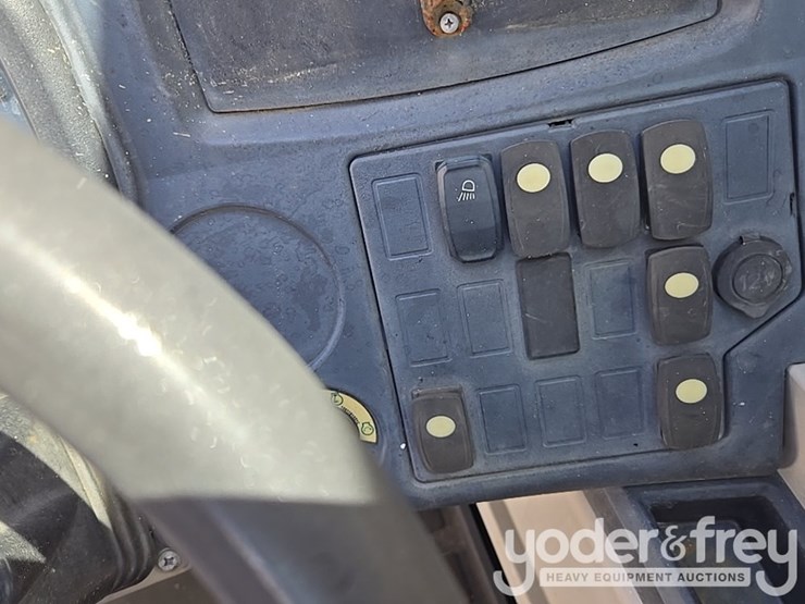 2016-caterpillar-tl943d-image-39