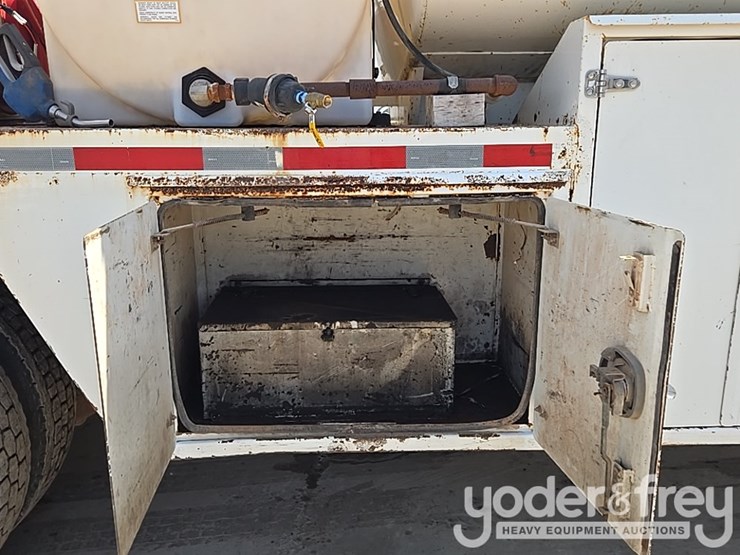 2012-peterbilt-348-image-29