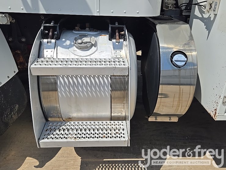 2012-peterbilt-348-image-23