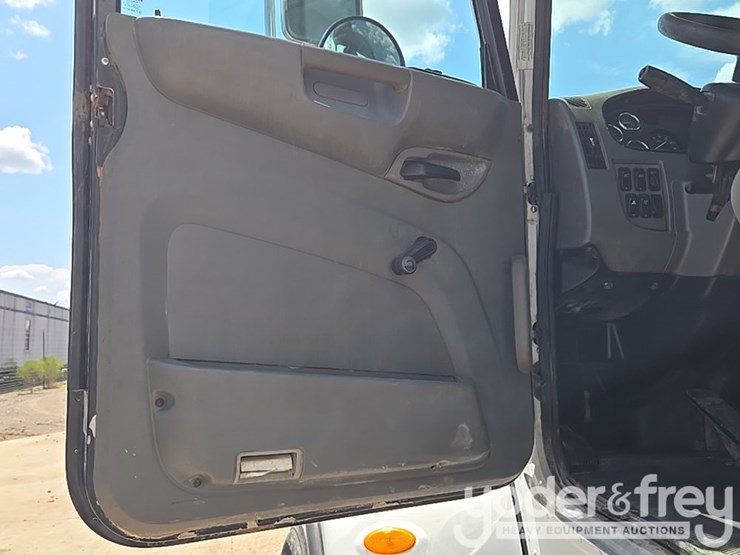 2012-peterbilt-348-image-70