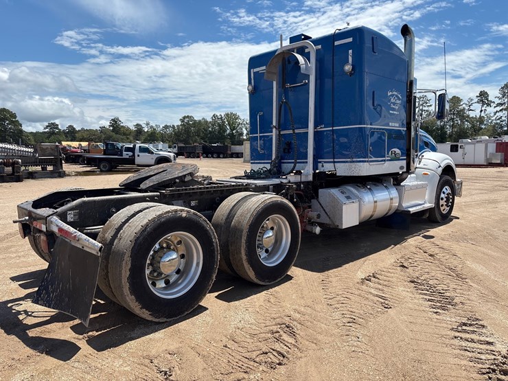 2010-peterbilt-386-image-3