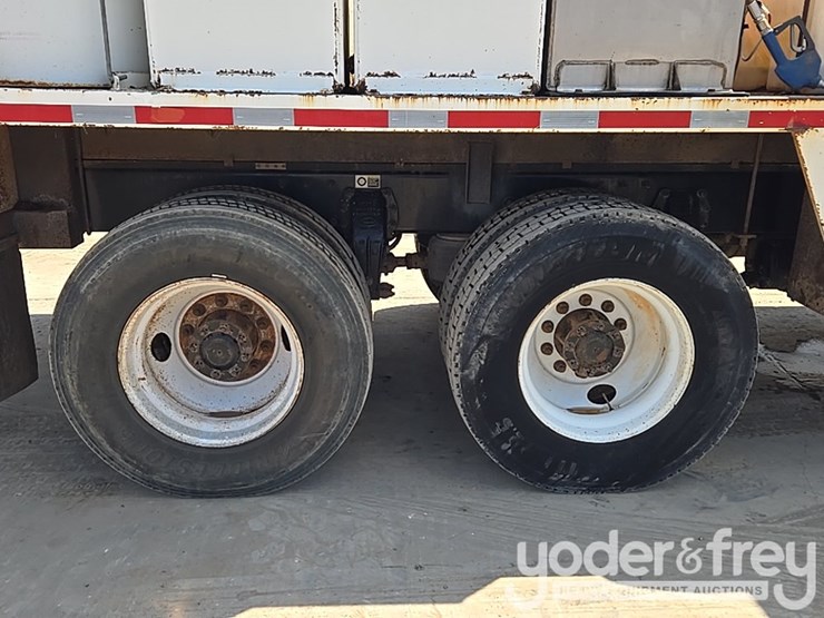 2012-peterbilt-348-image-12