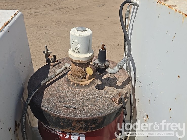 2012-peterbilt-348-image-37