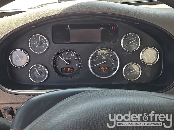2012-peterbilt-348-image-82