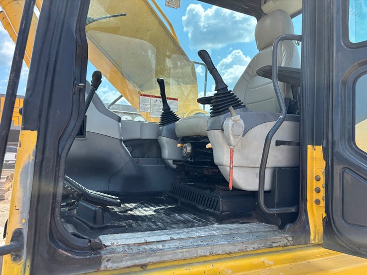 komatsu-pc220-lc-image-28
